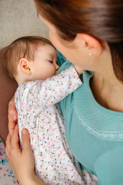 Mother breastfeeding her baby — Stock Photo, Image