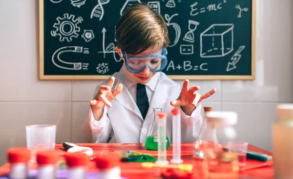 Αγόρι παίζει με χημεία παιχνίδι — Φωτογραφία Αρχείου