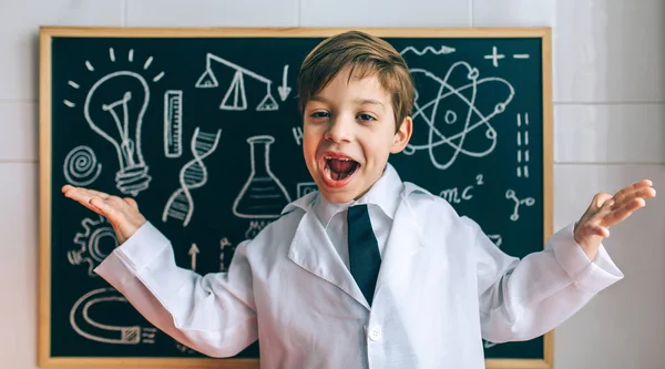 Παιδί ντυμένος ως επιστήμων και μαυροπίνακα — Φωτογραφία Αρχείου