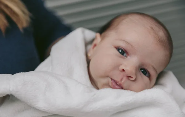 Menina bebê olhando para a câmera — Fotografia de Stock