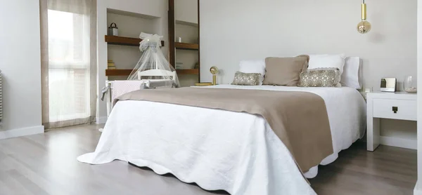 Dormitorio con cama de matrimonio y cuna —  Fotos de Stock