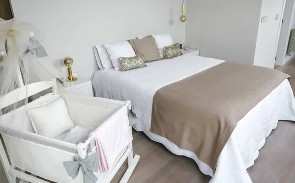 더블 침대와 침대 침실 — 스톡 사진