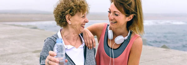 Deportista senior riéndose con una amiga — Foto de Stock