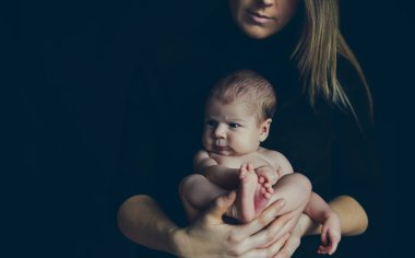 Çıplak bebek anne kucağında poz