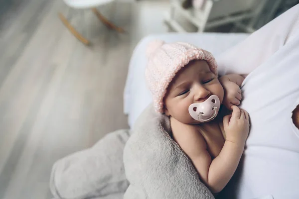 Niña con chupete durmiendo — Foto de Stock