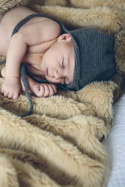 Ponpon şapka uyku ile kız bebek — Stok fotoğraf