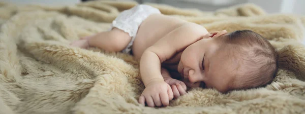 Baby schläft auf einer Decke — Stockfoto