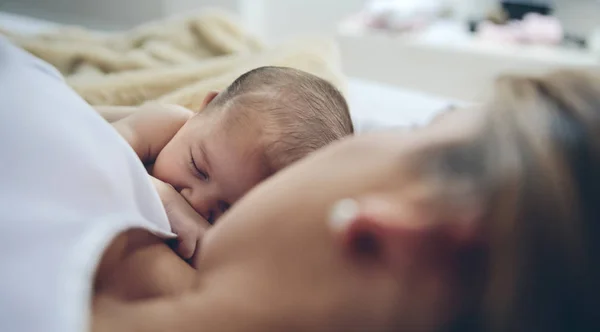 Leżąc na łóżku z matką noworodka — Zdjęcie stockowe
