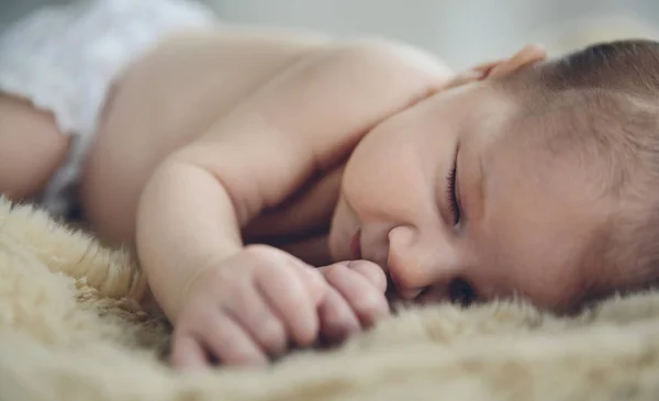 Dítě spí na přikrývce — Stock fotografie