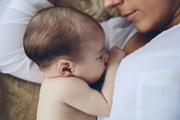 Recién nacida acostada en la cama abrazada por su madre —  Fotos de Stock