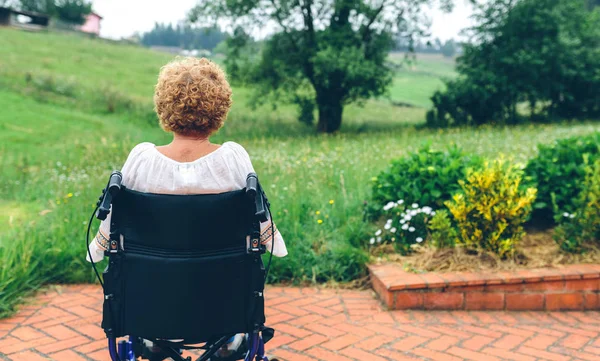 車椅子で認識できない年配の女性 — ストック写真