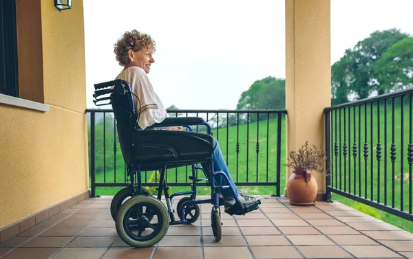 Mujer mayor en silla de ruedas — Foto de Stock