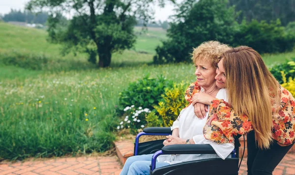 彼女の娘と一緒に車椅子で年配の女性 — ストック写真