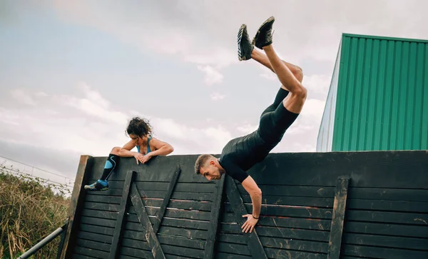 Participantes en muro de escalada de obstáculos —  Fotos de Stock