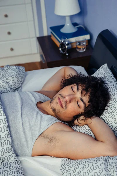 Uomo che dorme a letto a casa — Foto Stock