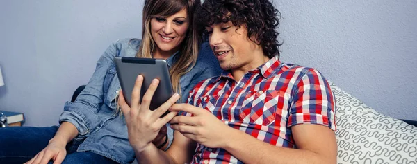 Paar kijken naar de Tablet PC — Stockfoto