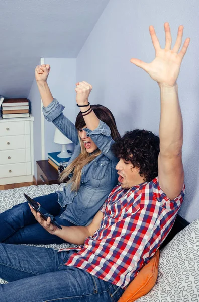 Paar vieren overwinning kijken naar sport — Stockfoto