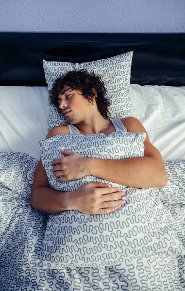 Ο άνθρωπος στον ύπνο στο κρεβάτι στο σπίτι — Φωτογραφία Αρχείου