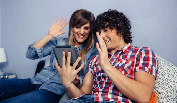 Casal fazendo chamada de vídeo com o tablet — Fotografia de Stock