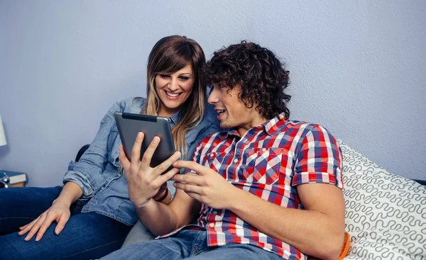 Paar kijken naar de Tablet PC — Stockfoto