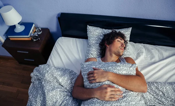 Uomo che dorme a letto a casa — Foto Stock