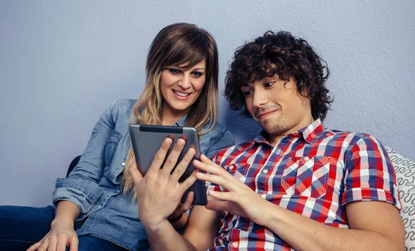 Couple looking at the tablet — Stock Photo, Image