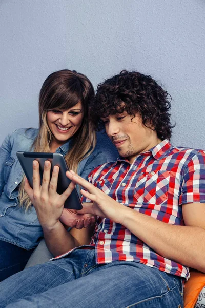 Casal olhando para o tablet — Fotografia de Stock