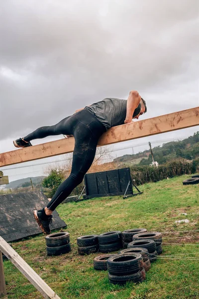 Participant in a obstacle course doing irish table — Stock Photo, Image