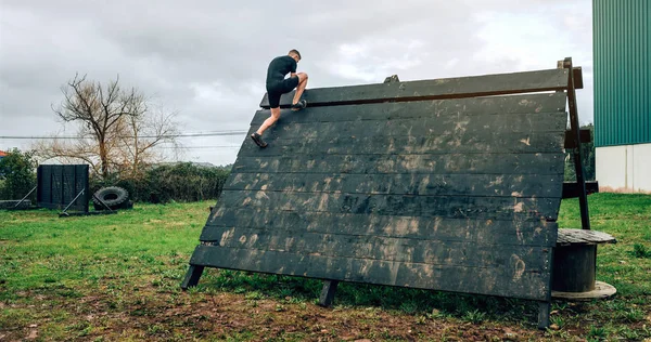 Deltagare i hinderbana klättring pyramid hinder — Stockfoto