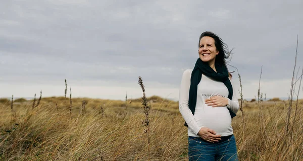 Gravid kvinna smeka hennes mage — Stockfoto