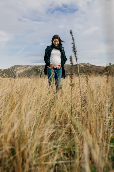 Pregnant woman looking her tummy — Stock Photo, Image