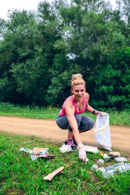 Kız plogging yapıyor çöp toplama