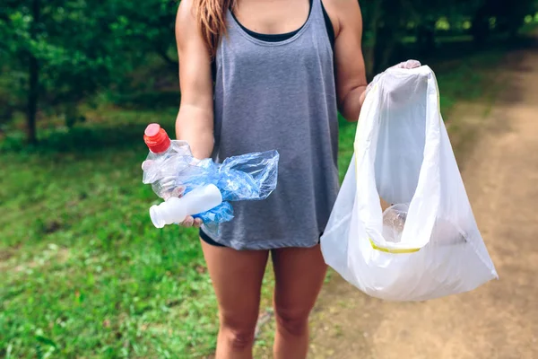Chica irreconocible mostrando basura — Foto de Stock