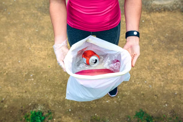 Plogging. Chica mostrando basura — Foto de Stock