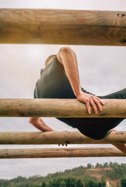 Weaver yapıyor bir engel ders katılımcısı