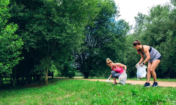 Duas meninas fazendo plogging — Fotografia de Stock