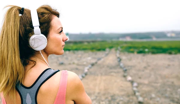 Jonge sportsvrouw voor de weg te gaan — Stockfoto