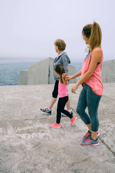 Τρεις γυναίκες γενιές περπατούν — Φωτογραφία Αρχείου