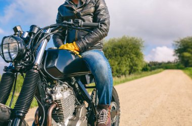 Özel motosiklet süren adam.