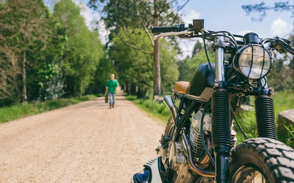 Мотоцикл на обочине дороги — стоковое фото