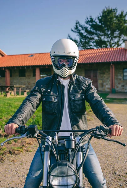 Человек с шлемом на мотоцикле — стоковое фото