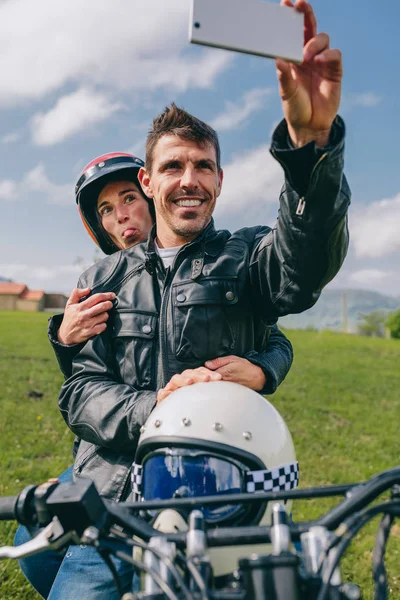 Пара приймає селфі на мотоциклі — стокове фото