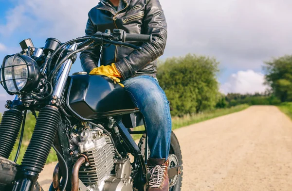 Hombre montando moto personalizada — Foto de Stock