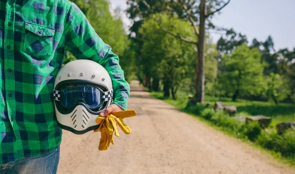 Homme posant avec casque de moto et gants — Photo