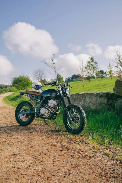 Moto personalizado estacionado na estrada — Fotografia de Stock