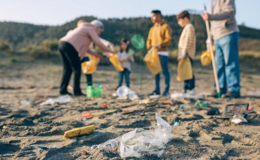 Gönüllüler grubu ile plajda Plastik