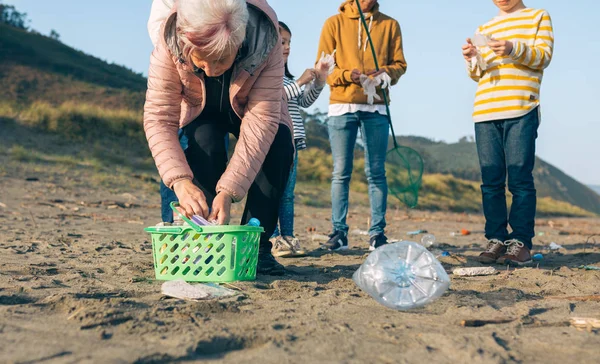 Volontari che si preparano a pulire la spiaggia — Foto Stock