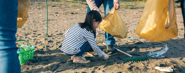 Volunteers cleaning the beach — Stock Photo, Image