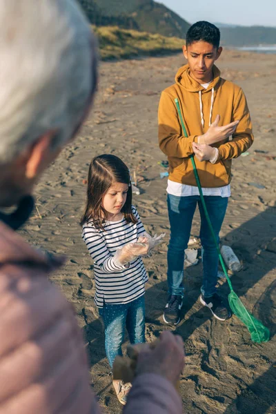 Vrijwilligers bereiden zich voor om het strand schoon te maken — Stockfoto