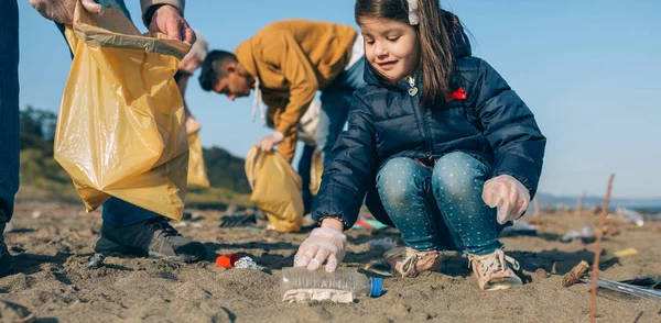 Vrijwilligers die het strand schoonmaken — Stockfoto